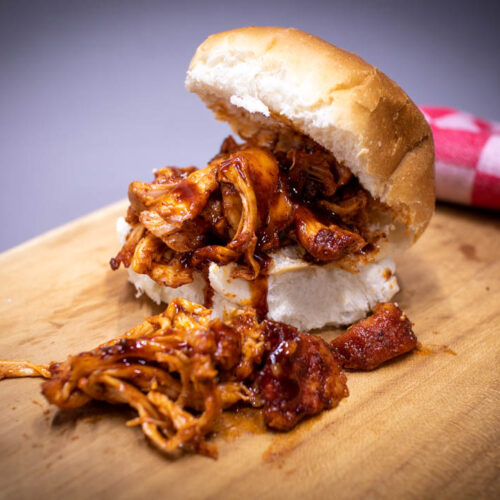 Broodje Pulled Chicken van de BBQ