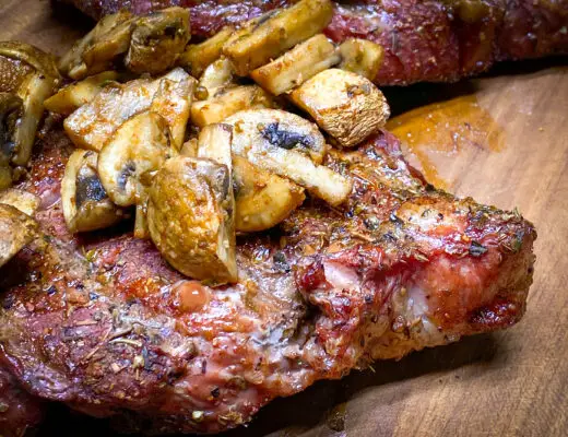 Mediterrane Pork steaks met gekruide champignons