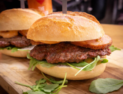 Hamburger met jalapeno cheddar grillworst