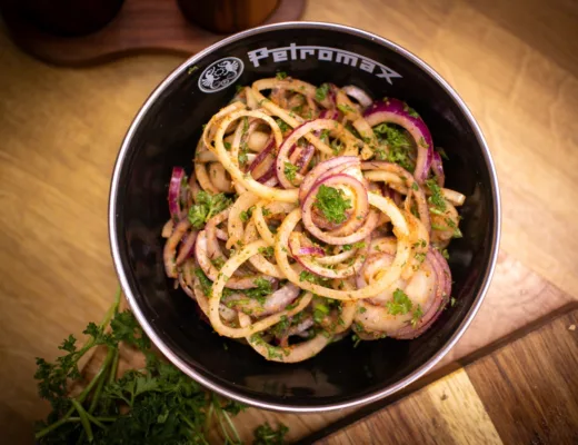 Rode uiensalade met peterselie